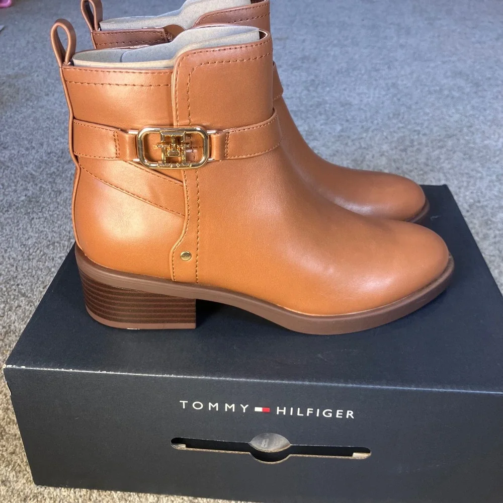 Tommy Hilfiger Ivaide Ankle Boots Tan Gold Buckle Side Zip 5.5 M NIB Orig $129 - Picture 1 of 14